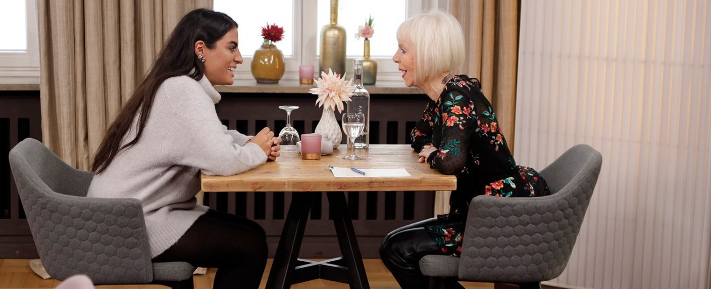 „Altes Haus sucht Mitbewohner“: VOX startet neues Generationenprojekt – Können junge Erwachsene gemeinsam unter einem Dach mit Senioren leben? – Bild: TVNOW /​ Dirk Borm