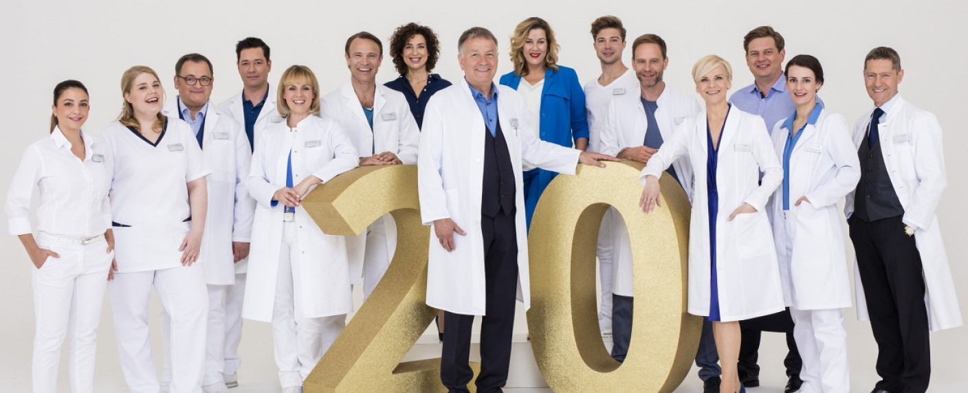 20 Jahre „In aller Freundschaft“: Die Sachsenklinik feiert Geburtstag – Zahlen und Fakten rund um die Erfolgsgeschichte – Bild: ARD/​Saxonia Media/​Markus Nass