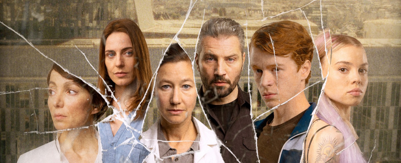 „Am Anschlag – Die Macht der Kränkung“: Verflochtene Schicksalswege kulminieren in Amoklauf – Review – Überzeugendes Ensemble rettet ZDFneoriginal – Bild: ZDF/​ Petro Domenigg /​ FILMSTILLS.AT K.