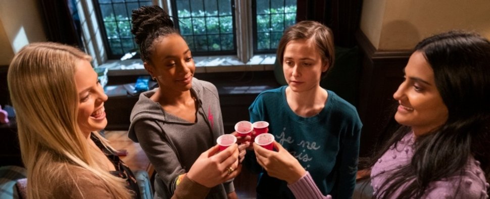 Am College heißt es „Hoch die Tassen!“ – „The Sex Lives of College Girls“ – Bild: HBO MAx