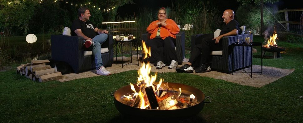 (v. l.) Martin Rütter, Ilka Bessin und Detlef Steves am Lagerfeuer – Bild: RTL/Mina TV
