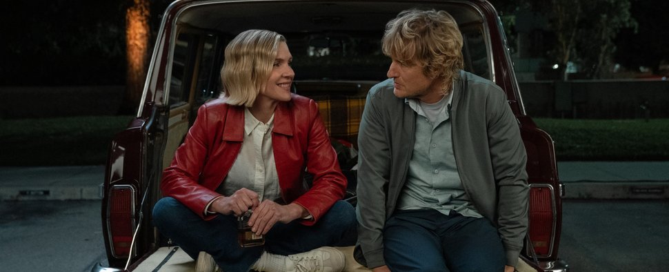 Amanda (Neuzugang Rhea Seehorn) soll Pryce (Owen Wilson) als Trainerin auf dem Weg zum großen Comeback unterstützen. – Bild: Apple TV/Jessica Brooks