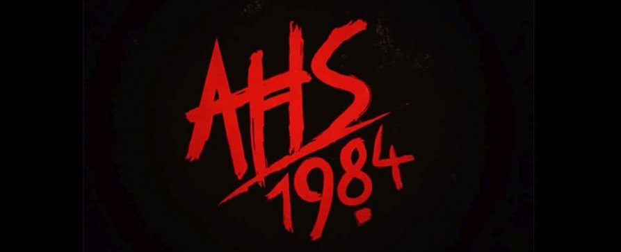 „American Horror Story: 1984“: Deutscher Starttermin steht fest – Reminiszenzen an Slasherklassiker im Horrorcamp – Bild: FX/​Screenshot