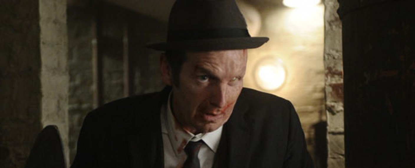 „American Horror Story“: Denis O’Hare in Staffel 3 – Früherer ‚Burn Guy‘ trifft auf den Hexenzirkel – Bild: FX