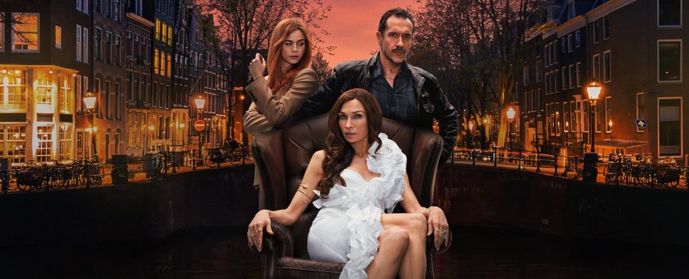 „Amsterdam Empire“ (v. l.): Elise Schaap, Famke Janssen und Jacob Derwig – Bild: Netflix