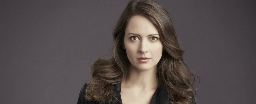 Amy Acker („Person of Interest“) besucht „MacGyver“ – CIA-Agentin wird auf der Jagd nach Waffenschmuggler entführt – Bild: CBS