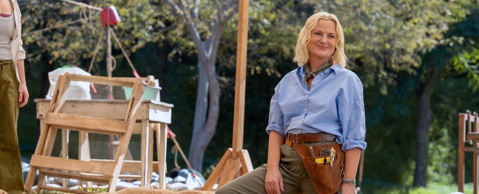 Amy Poehler in der Comedyserie „Dig“ – Bild: Universal/Peacock