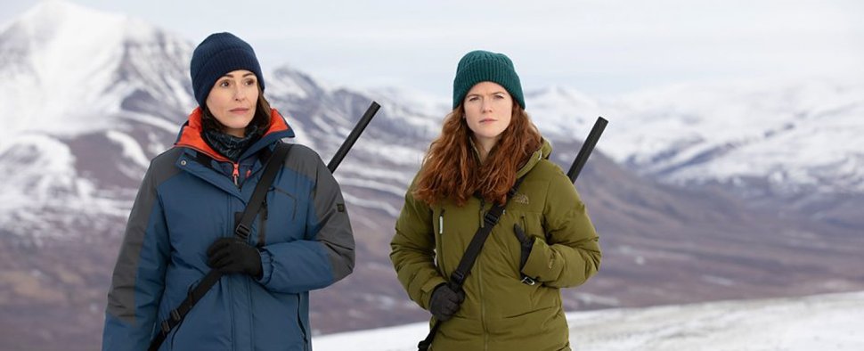 Amy Silva (Suranne Jones, l.) und Kirsten Longacre (Rose Leslie) gehen in „Vigil“ in der Arktis auf Jagd – Bild: ITV Studios