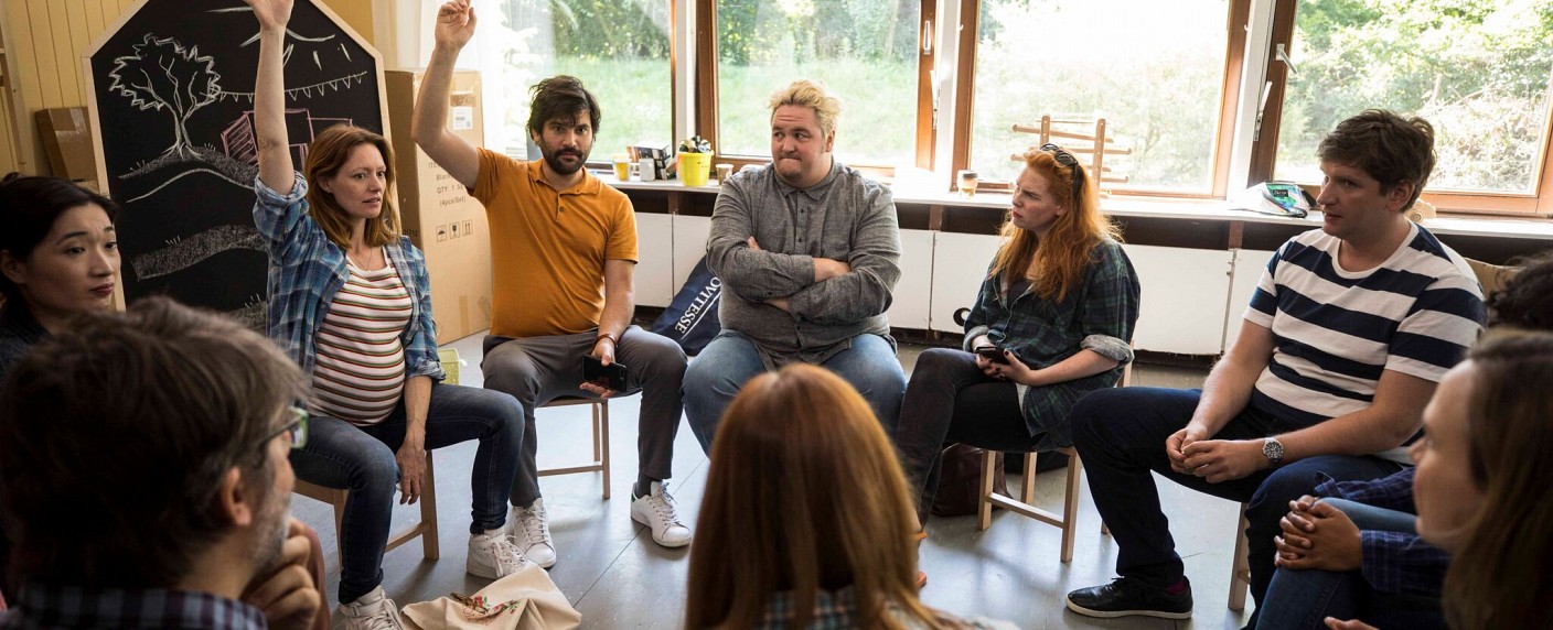 „Andere Eltern“: Starttermin und Teaser zur TNT Comedy-Serie – Helikoptereltern im Mittelpunkt neuer Mockumentary – Bild: © Tom Trambow /​ eitelsonnenschein GmbH /​ Turner Broadcasting System Europe Limited – a WarnerMedia Company