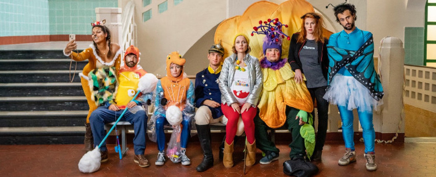 „Andere Eltern“: Kita-Comedy kehrt mit zweiter Staffel zurück – Improvisierte Mockumentary geht weiter – Bild: Frank Dicks /​ eitelsonnenschein GmbH /​ Turner Broadcasting System Europe Limited – a WarnerMedia Company