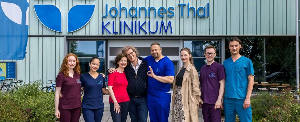 André Rieu (4. v. l.) mit dem Team von „In aller Freundschaft – Die jungen Ärzte“ – Bild: ARD/Michael Kremer