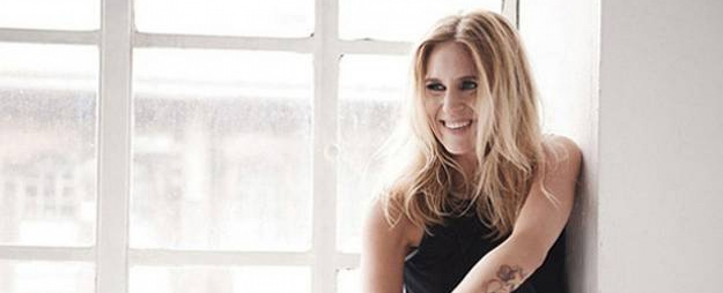 „No Ruhmservice“: Zweite Staffel des TNT Glitz-Interviewformats ab Mai – Sonja Zietlow, Mirja Boes, Regina Halmich und Co. als Gäste – Bild: TNT Glitz/​Andreas Ortner