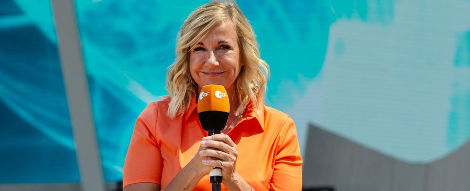 Andrea Kiewel moderiert den „ZDF-Fernsehgarten“ – Bild: ZDF/Ralph Orlowski
