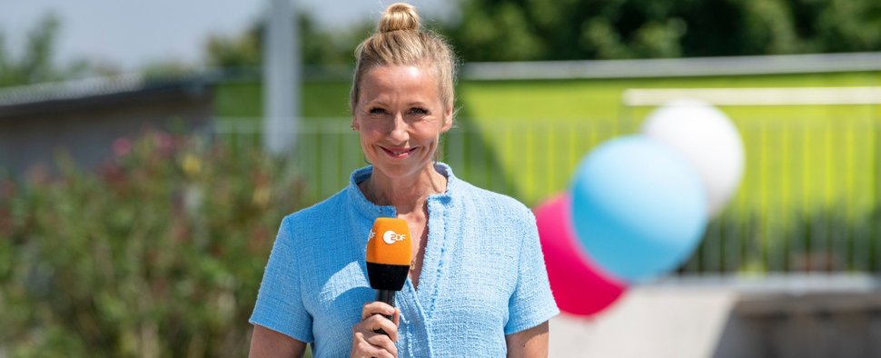 Andrea Kiewel moderiert den „ZDF-Fernsehgarten“ – Bild: ZDF/Sascha Baumann