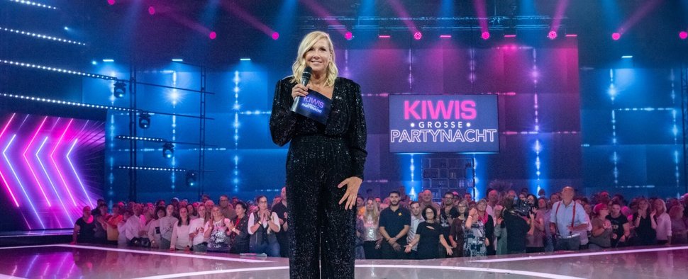 Andrea Kiewel präsentiert „Kiwis große Partynacht“ – Bild: Sat.1/Claudius Pflug