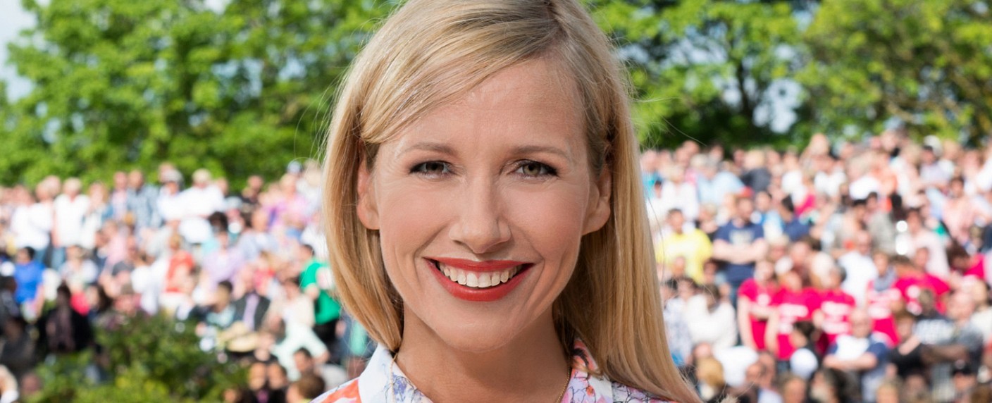 Andrea Kiewel moderiert „Die große Drei-Länder-Show“ – Neue Show auf „Fernsehgarten“-Sendeplatz – Bild: ZDF/​Sascha Baumann