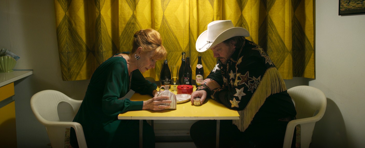 Hübner, Buck, Palfrader und Co. fragen sich in skurrilen Episoden: „Warum ich?“ – Review – „Braunschlag“-Schöpfer bleibt sich in ARD-Miniserie treu – Bild: ARD Degeto Film/​Superfilm Filmproduktions GmbH