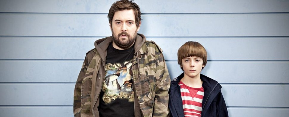 Andy (Nick Helm) und sein Neffe Errol (Elliot Speller-Gillot) in „Uncle“ – Bild: BBC three