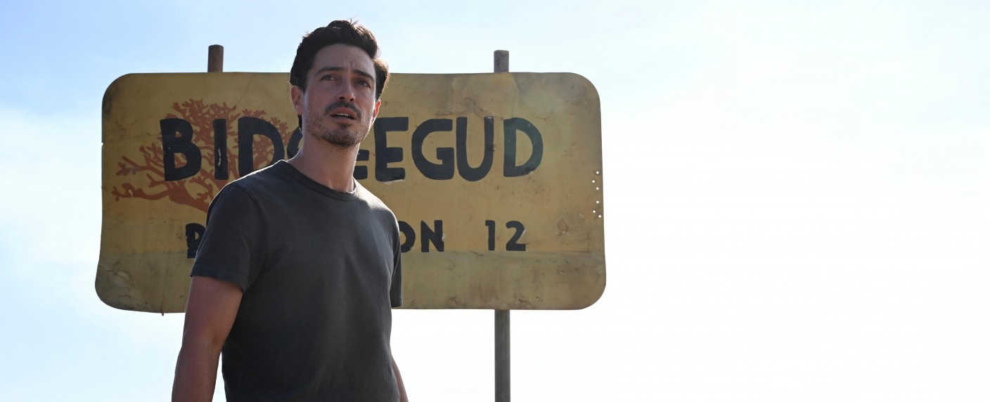 „Population 11“: Ben Feldman („Superstore“) mit neuer Action-Comedy – Sohn sucht verschollenen Vater in Australien – Bild: Stan/​David Dare Parker