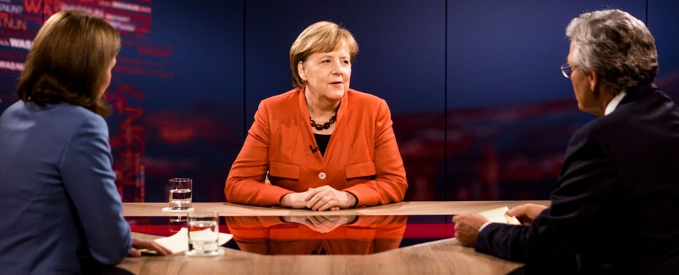 Angela Merkel stellt sich den Fragen von Peter Frey und Bettina Schausten – Bild: ZDF/Thomas Kierok