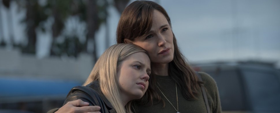 Angourie Rice (links) und Jennifer Garner in der zweiten Staffel von „Beschütze sie“ – Bild: Apple TV/Michael Becker