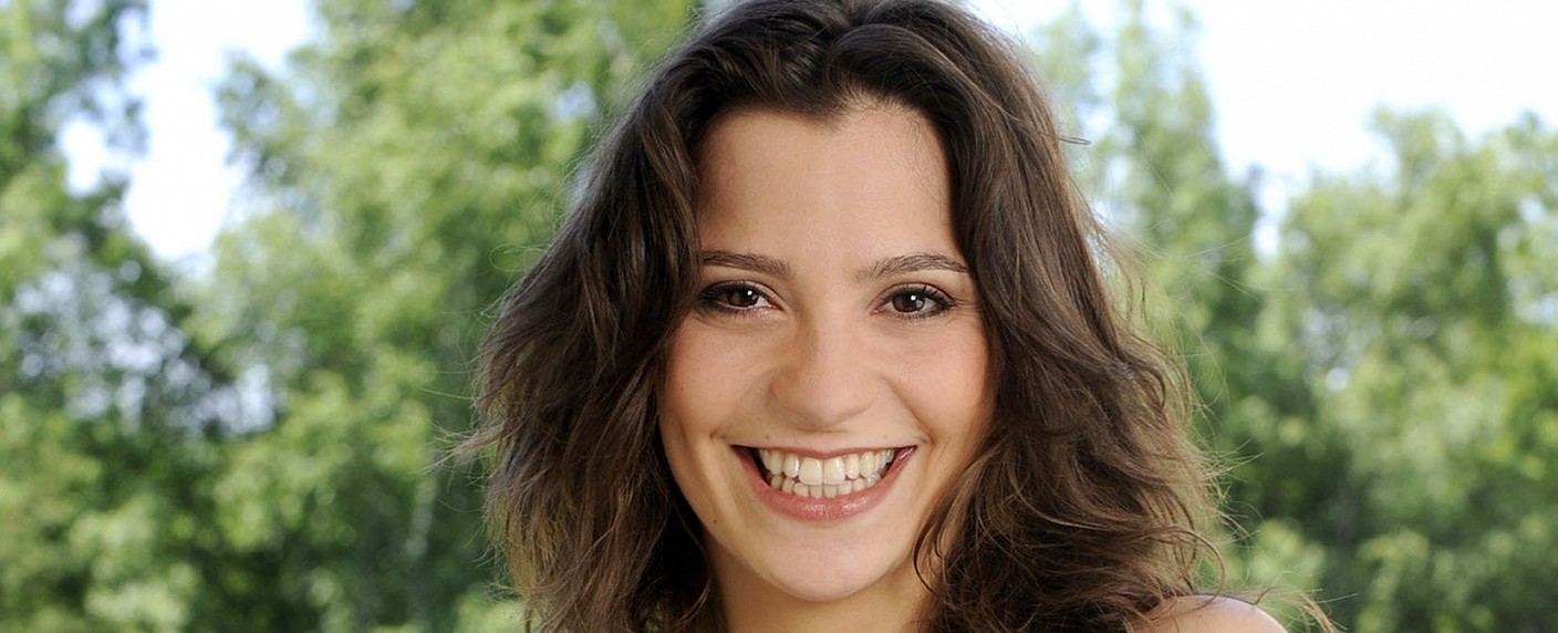 ARD: Neue Darstellerin bei „Rote Rosen“ ab Juni – Anika Lehmann spielt Merles Halbschwester Rieke – Bild: ARD/​Nicole Manthey