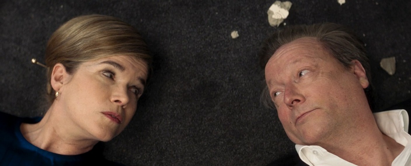 „Dinner for One“-Nachfolger? Neues Silvester-Kammerspiel mit Anke Engelke und Matthias Brandt – „Kurzschluss“ von „How to Sell Drugs Online (Fast)“-Machern – Bild: WDR/​btf