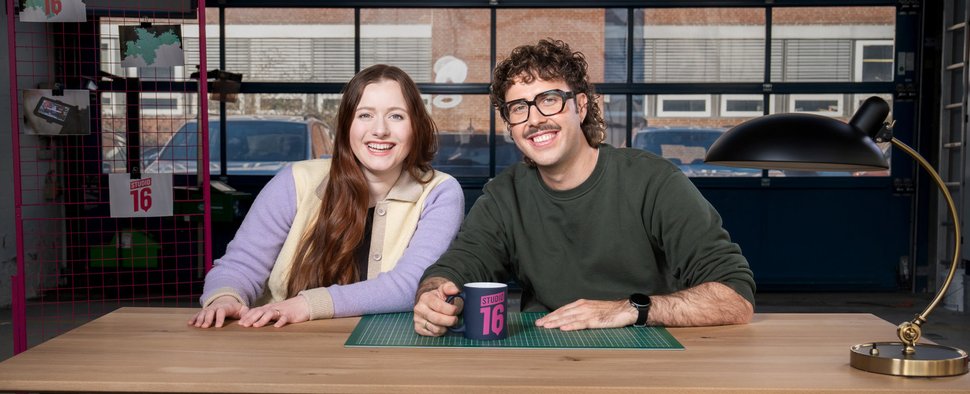 Anna Albrecht und Jonathan Doll sind die Hosts von „Studio16“ – Bild: NDR/Janis Röhlig