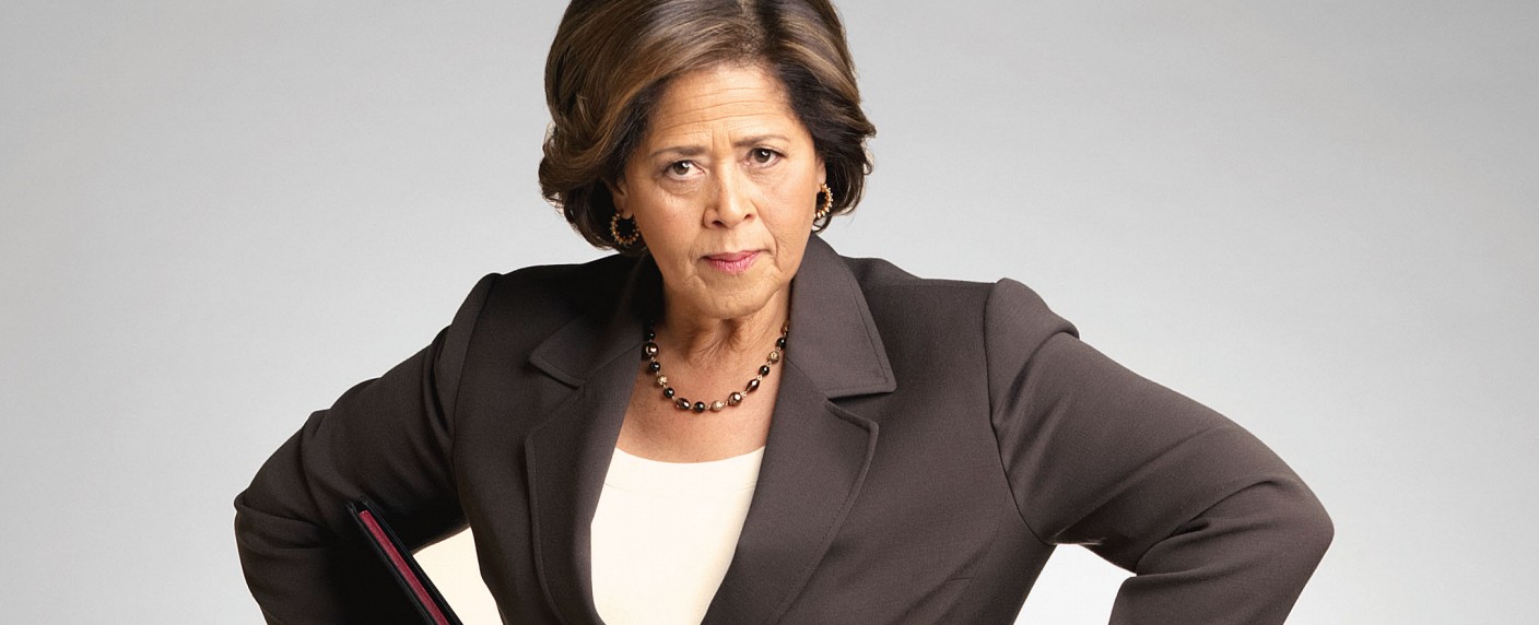 Anna Deavere Smith („Nurse Jackie“) unterichtet das „Problem Child“ – NBC-Pilot basiert auf Komödie „So ein Satansbraten“ – Bild: Showtime