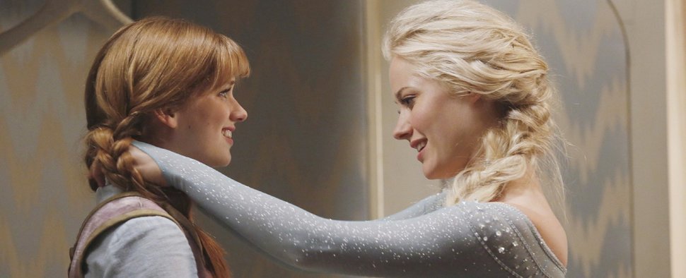 Anna (Elizabeth Lail, l.) und Elsa (Georgina Haig) in „Once Upon A Time“ – Bild: Super RTL / ABC Studios