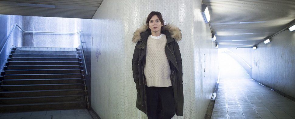 Anna Friel als Marcella Backland – Bild: Netflix