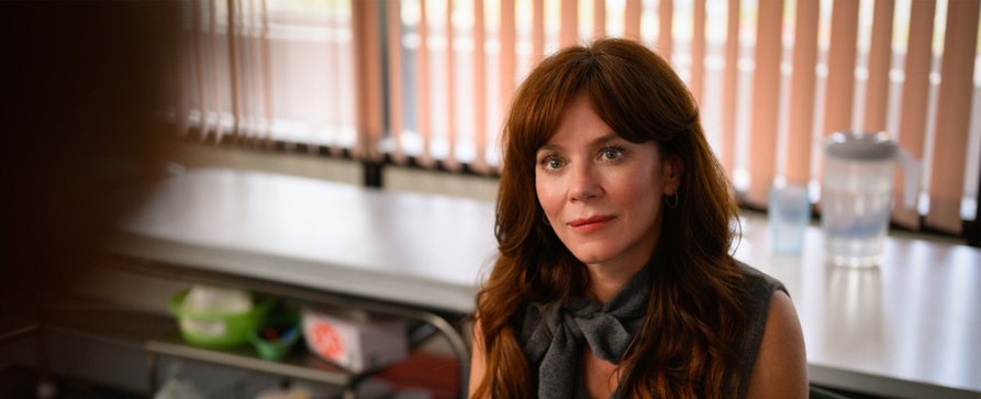 „Marcella“-Star Anna Friel im Trailer zur neuen Krankenhausserie „The F Ward“ – Australisches Medical-Drama findet Starttermin – Bild: Stan „Marcella“-Star Anna Friel im Trailer zur neuen Krankenhausserie „The F Ward“ – Australisches Medical-Drama findet Starttermin – Bild: Stan