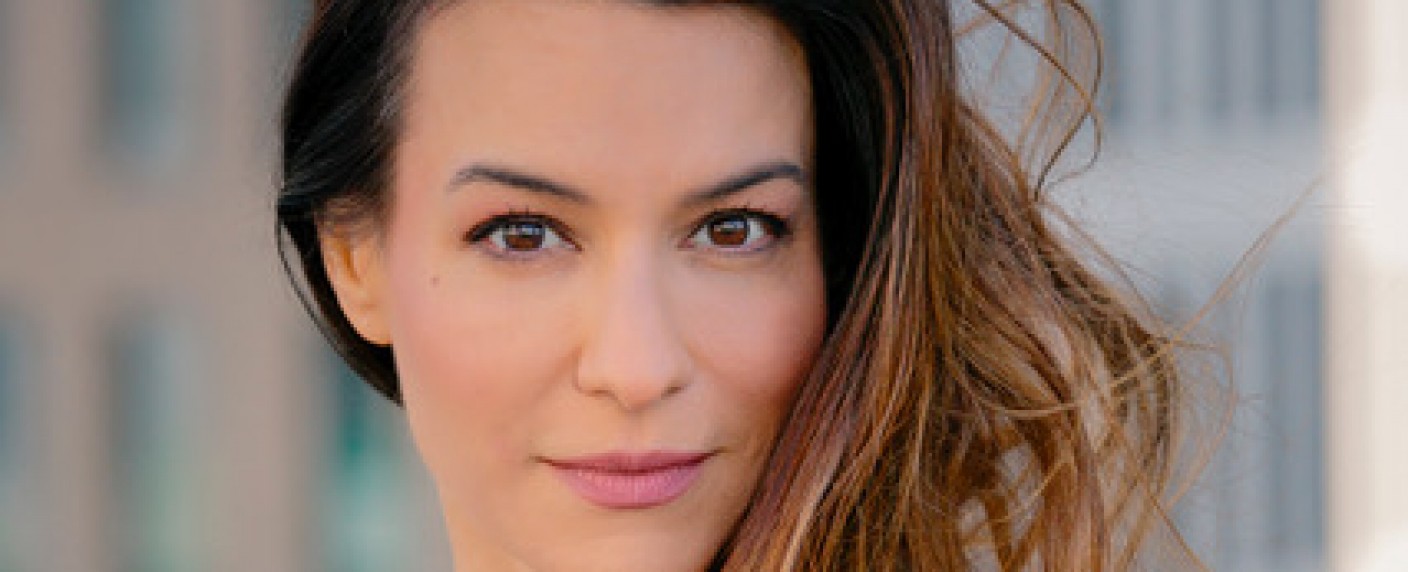 „Unter uns“: Eva Wagners Erzfeindin kehrt nach sechs Jahren zurück – Anna Lena Class als Ricarda Schätzke zurück in die Schillerallee – Bild: Christian Hartmann