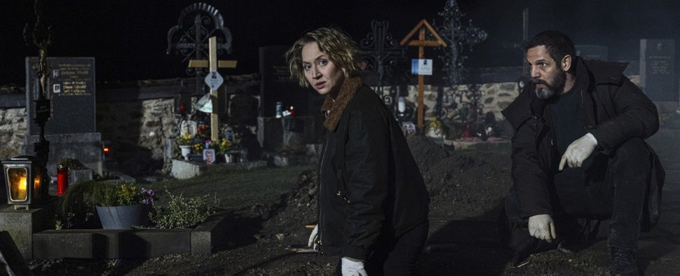 Anna-Maria Mühe (l.) ist die „Totenfrau“ – Bild: Netflix/Victoria Herbig