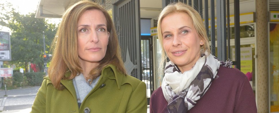 Anna Galuba (Suzanne Kockat, r.) mit Schwester Katrin (Ulrike Frank, l.) – Bild: RTL/Rolf Baumgartner