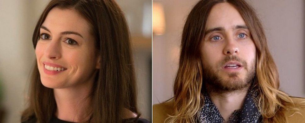 Anne Hathaway (l.) und Jared Leto (r.) spielen die Hauptrollen in „WeCrashed“ von Apple TV+ – Bild: Warner Bros./Bystander Revolution