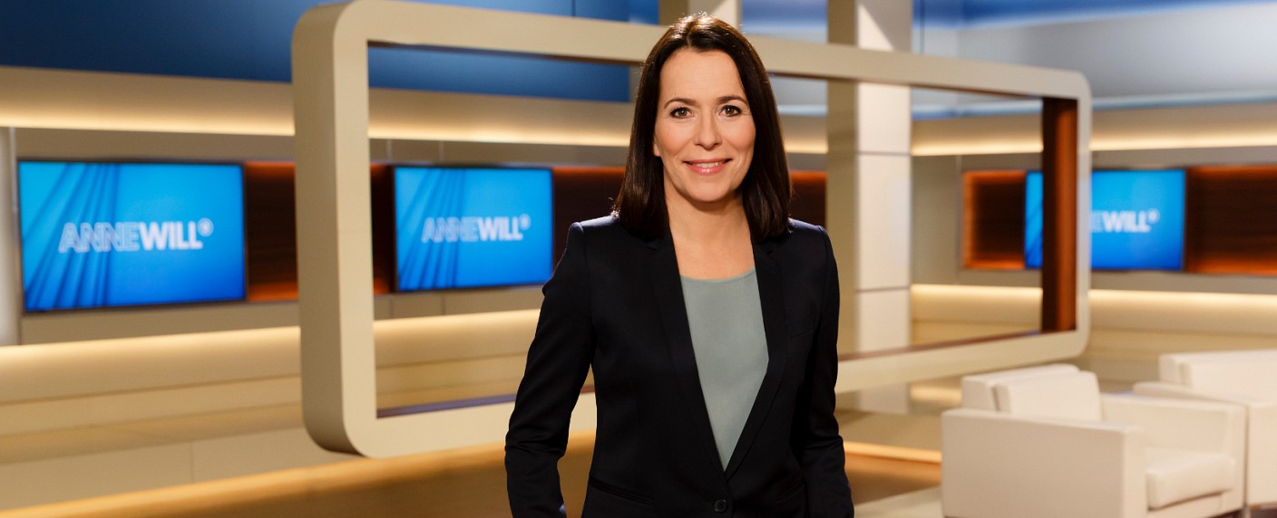 Asylstreit und Unionskrise: Anne Will unterbricht Sommerpause – ARD-Talkerin spricht am Sonntag mit Markus Söder – Bild: NDR/​Wolfgang Borrs