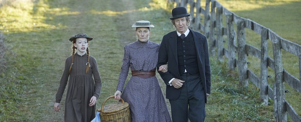 Anne (Amybeth McNulty) mit Marilla (Geraldine James) und Matthew Cuthbert (R.H. Thomson) in „Anne with an E“ – Bild: Ken Woroner/Netflix