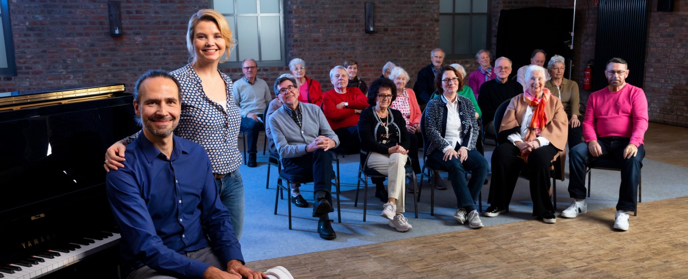 ZDF hat Sendeplatz für Demenz-Chor mit Annette Frier gefunden – Besonderes Sozialexperiment im Sommerprogramm – Bild: ZDF/​Jan Rothstein