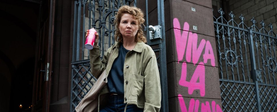 Annette Frier spielt sich in „Frier und Fünfzig – Am Ende meiner Tage“ selbst. – Bild: Joyn/Willi Weber