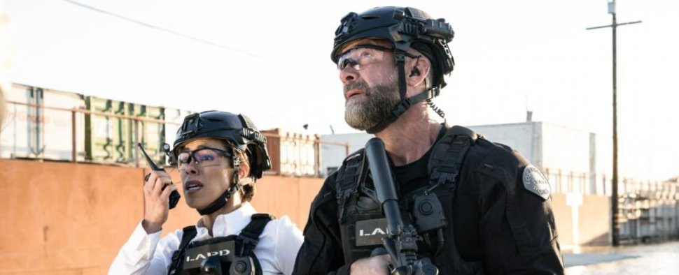 Annie Ilonzeh als Devin Gamble (l., mit Jay Harrington) in „S.W.A.T.“ – Bild: Foto: Bill Inoshita // Sony Pictures Television/CBS