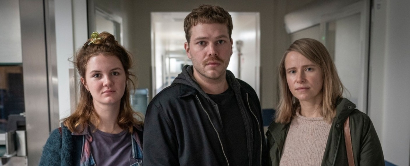 „Another Monday“: Neue Zeitschleife-Mysteryserie für ZDFneo – Ehefrau, Polizist und Krankenschwester erleben immer wieder den gleichen Tag – Bild: ZDF/​Boris Laewen