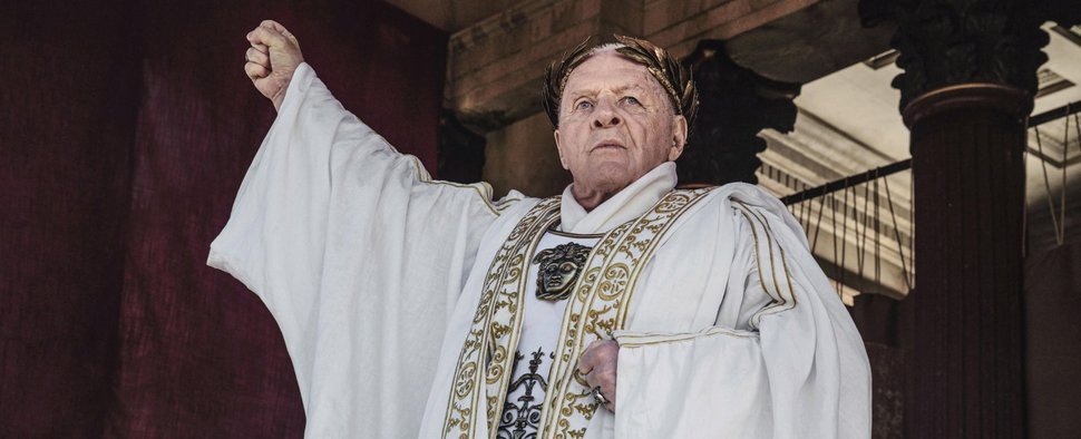 Anthony Hopkins als Kaiser Vespasian in „Those About to Die“ – Bild: 2024 Peacock TV LLC. All Rights Reserved / Matteo Graia