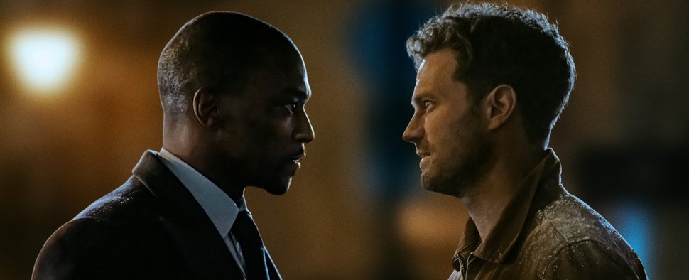 Anthony Mackie (links) und Jamie Dornan stehen sich in „12 12 12“ als Widersacher gegenüber – Bild: Apple TV/Adrienn Szabo