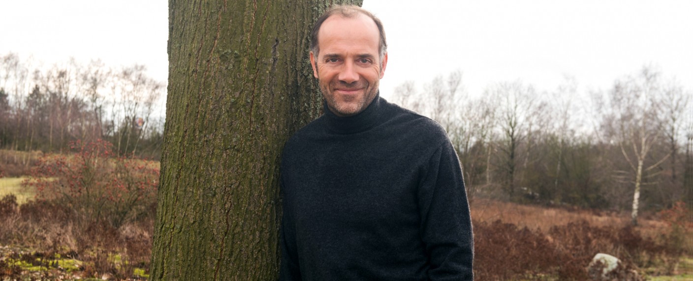 „Rote Rosen“: Anton Algrang wird zum Casanova-Baumflüsterer – Neues Liebesglück für Gärtnerin Merle alias Anja Franke? – Bild: ARD/​Nicole Manthey