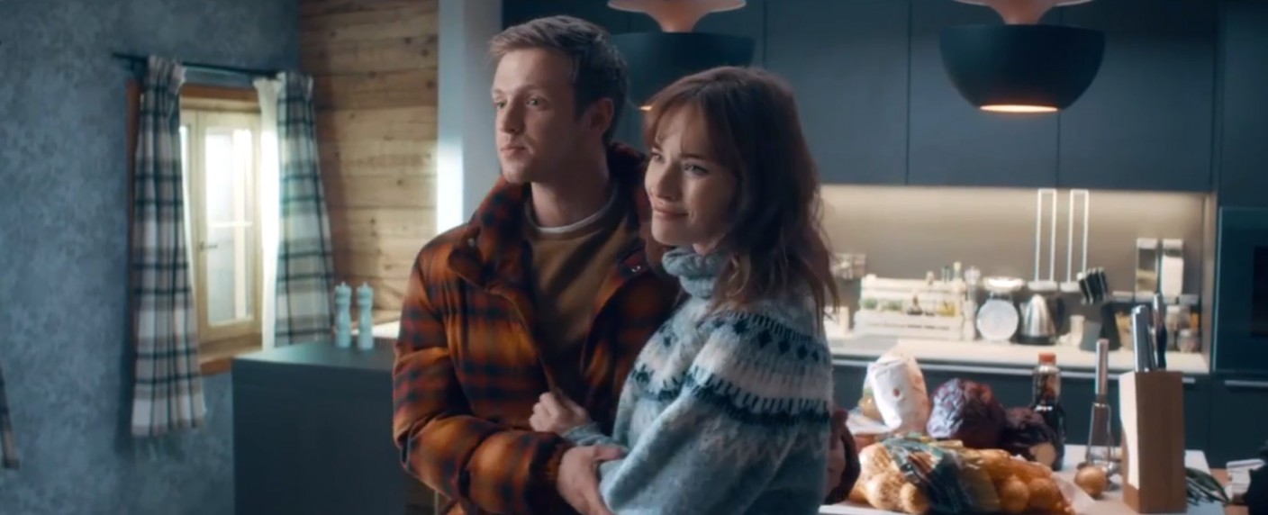 „Friedliche Weihnachten“: Schmalz, lass nach! – Review – Amazons Versuch, den Zuschauenden Sternanis in die Augen zu streuen, schlägt fehl – Bild: Amazon