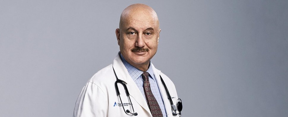 Anupam Kher als Dr. Vijay Kapoor – Bild: NBC