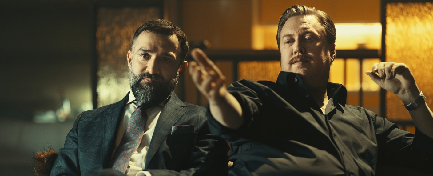 „Die Ibiza Affäre“: Miniserie mit Nicholas Ofczarek feiert im Oktober bei Sky Premiere – Innenansicht eines Politskandals – Bild: Petro Domenigg /​ Sky Studios /​ W&B Television /​ epo-film