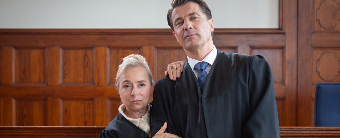 „Einspruch, Schatz!“: Neue Folgen der ARD-Reihe mit ChrisTine Urspruch – Neue Fälle für „Tatort“-Star und „Rote Rosen“-Veteran Wolfram Grandezka – Bild: ARD Degeto Film/​Erik Steingroever