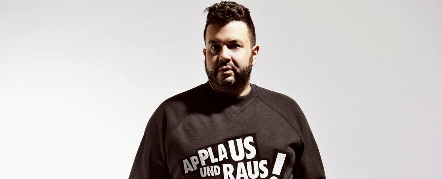 „Applaus und raus!“: Neue Late-Night-Show mit Oliver Polak bei ProSieben – Gäste sollen Moderator unterhalten – Bild: ProSieben/​Christopher Voy